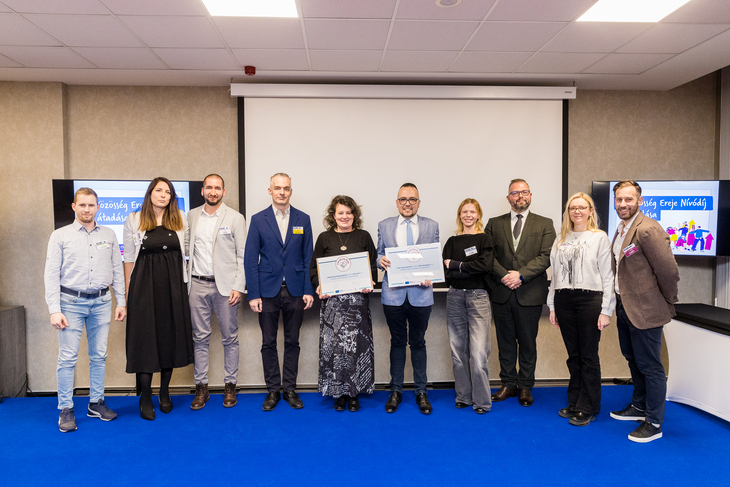 Csoportkép a nívódíjas egyesületek elnökeiről és néhány tagjáról valamint Bodrogi Richárdról és Mohay Gergelyről