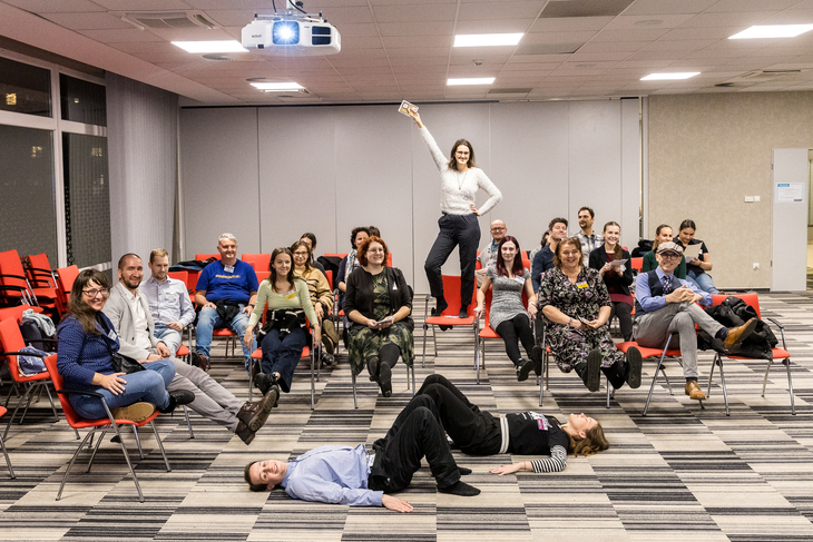 Az élményjáték egyik csapata feladat közben