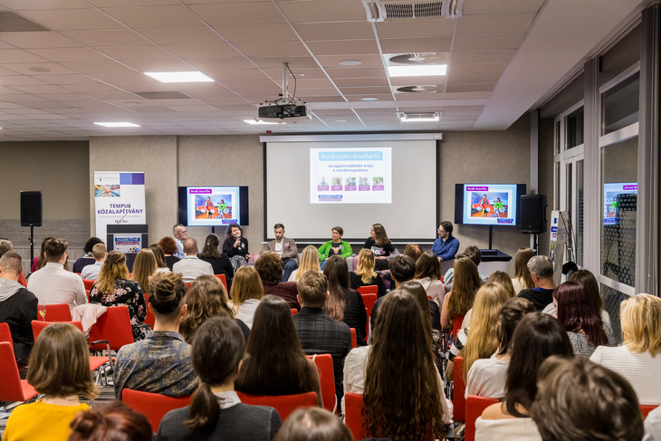 A kerekasztal beszélgetés résztvevői és közönségük