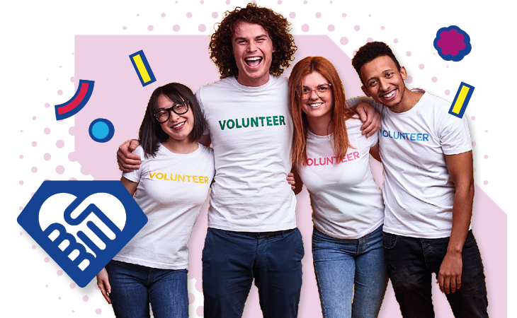 Egy csoport fiatal összeölelkezve ünnepli az európai önkéntesség harmincadik évfordulóját