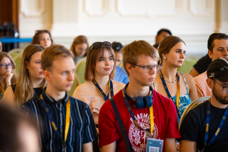 Diákok ülnek az Erasmus Student Network Hungary gyűlésén az Szegedi Tudományegyetemen