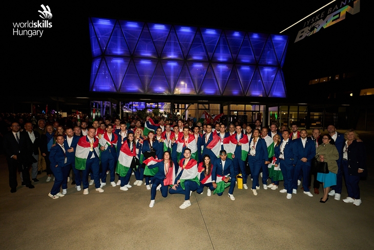 Magyar zászlóval a kezében két fiatal ugrál az Euroskills rendezvényen