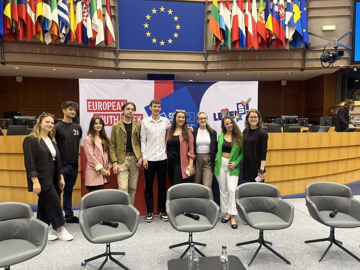 Európai Ifjúsági Hét nyitóesemény csoportképe fiatalok országzászlók előtt