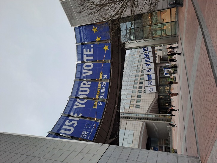 Use your vote felirat az Európai Parlament épületén