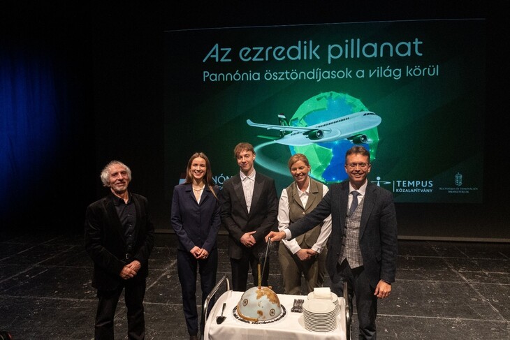 Tortavágással egybekötött ünneplés