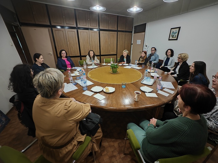 K&ouml;zoktat&aacute;si int&eacute;zm&eacute;nyek k&eacute;pviselői egy kerek asztaln&aacute;l besz&eacute;lgetnek