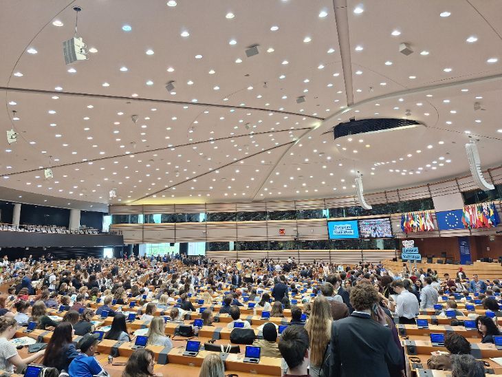 A nyitóesemény résztvevői megtöltötték az Európai Parlament üléstermét