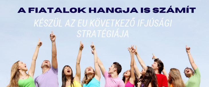 Felemelt kezű fiatalok csoportja mutat az ég felé ahol a hír címe is látszik