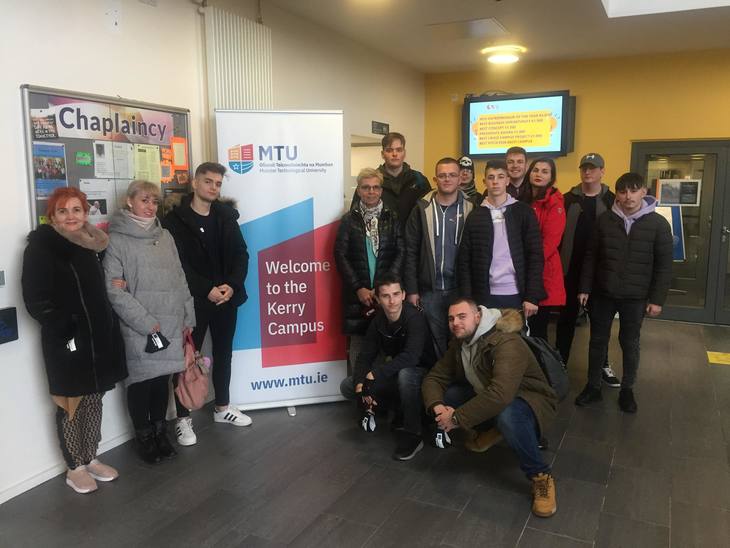 A Food Tour nívódíjas projekt résztvevői csoportképhez állnak a Kerry Campuson