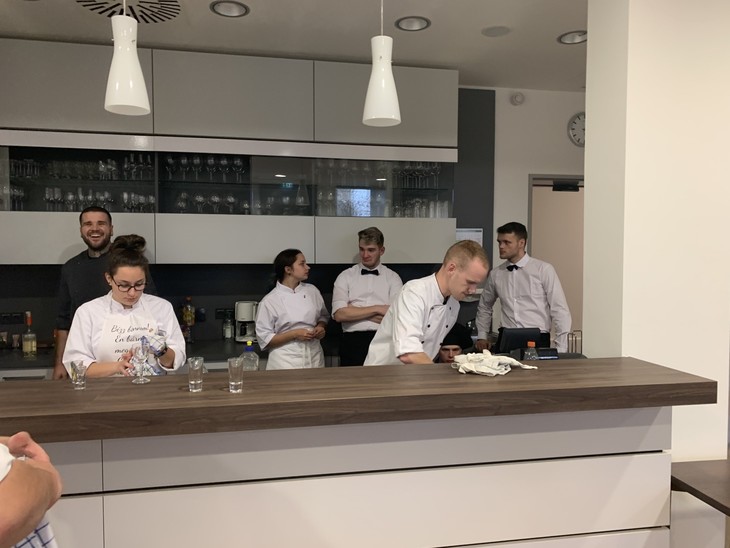 A Food Tour nívódíjas projekt diákjai főznek egy konyhában