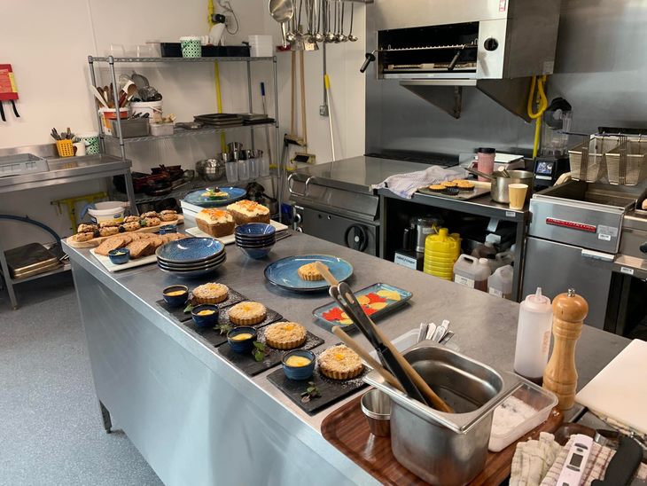 A Food Tour nívódíjas projekt ipari konyhájában készülnek a piték