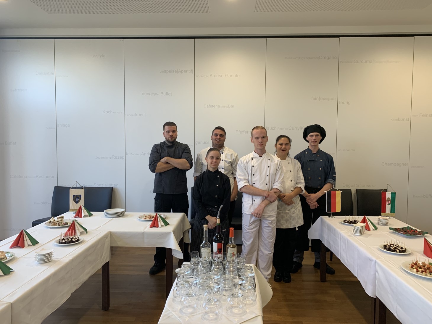 A Food Tour nívódíjas projekt hat diákja áll terített asztalok előtt
