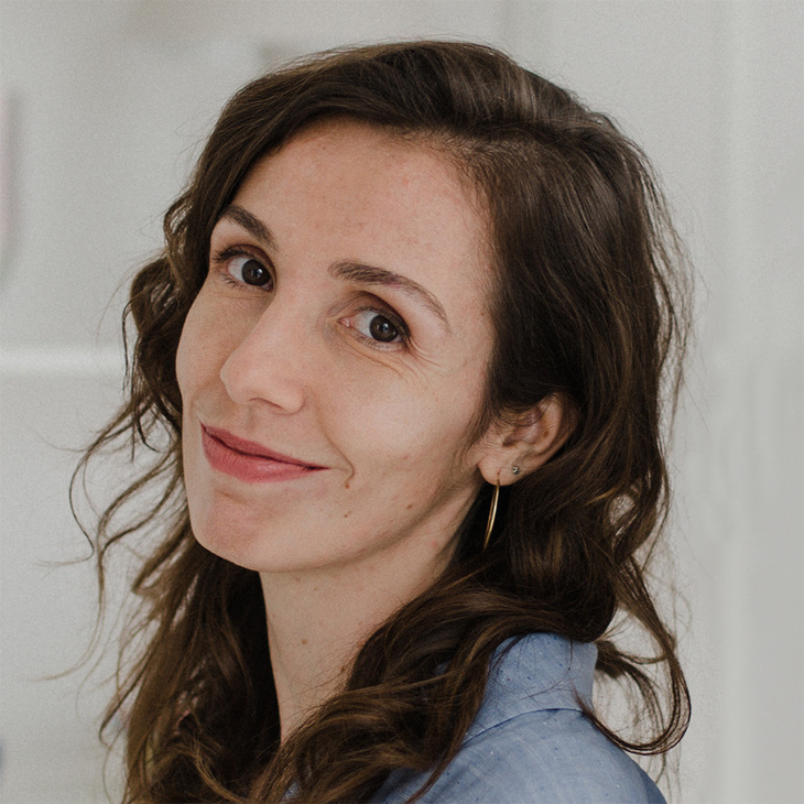 Gősi Lilla újságíró potréfotója