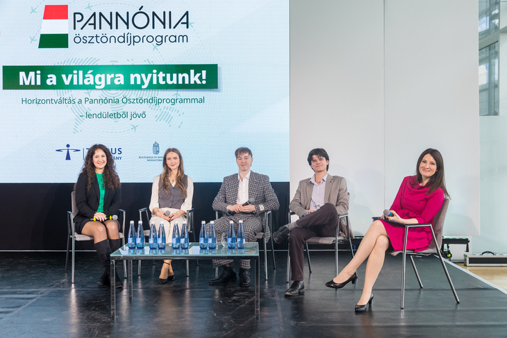 Hallgatók beszélgetnek ösztöndíjas élményeikről moderátorral a színpadon