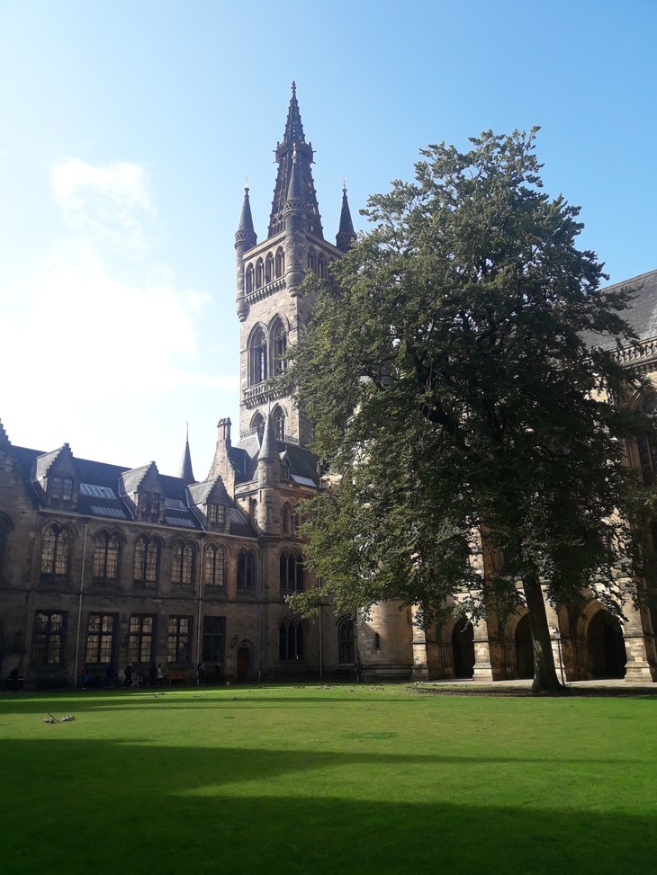 A University of Glasgow kampuszának gótikus épülete a háttérben a gondosan nyírt gyep mögött
