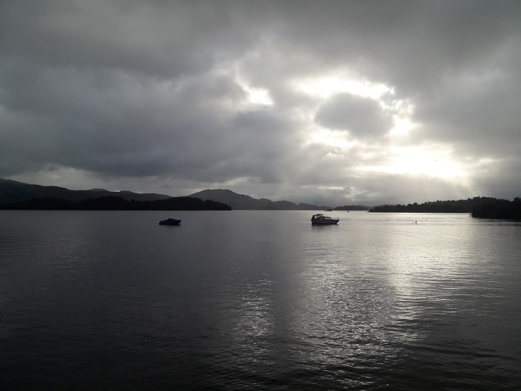 A Skót felföld határán a hegyekkel övezett Loch Lomond nevezetű édesvizű tó vizén úszik 2 kishajó