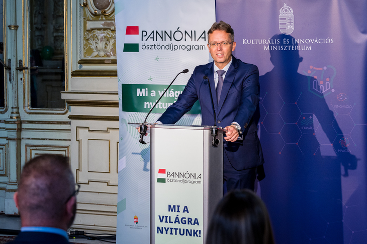 A képen Hankó Balázs a Kulturális és Innovációs Minisztérium minisztere tart beszédet