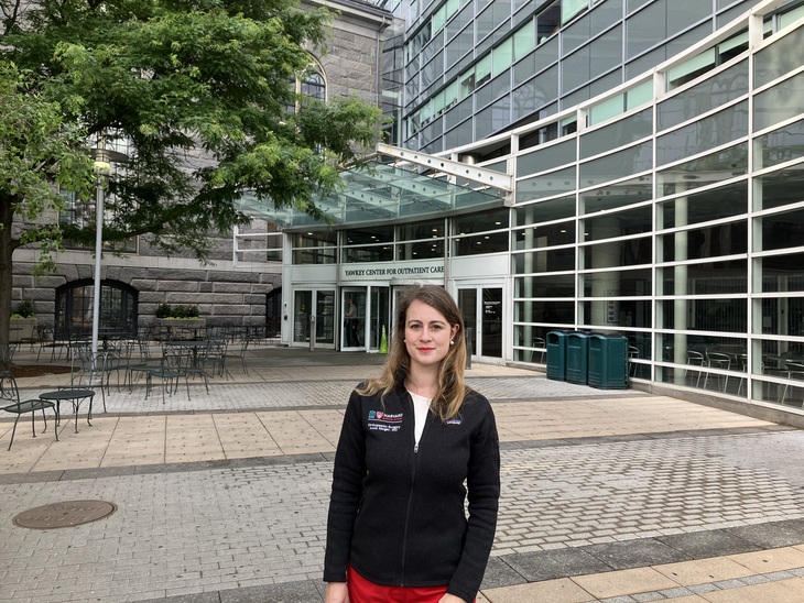 Ösztöndíjas hallgató áll a bostoni egyetem campusa előtt
