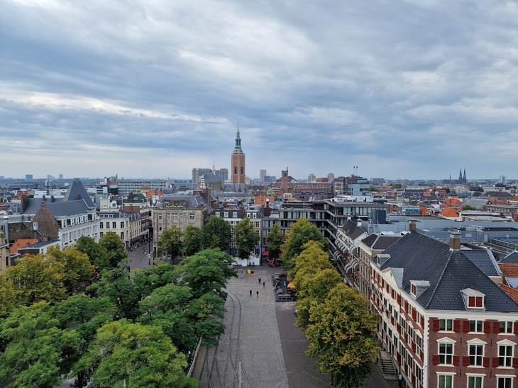 Holland városkép templomtoronnyal a háttérben