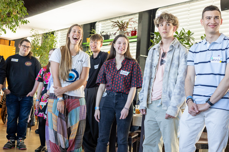 Kalandra fel rendezvény résztvevői egymás mellett állva nevetnek A rendezvény egyik vidám pillanata megörökítve