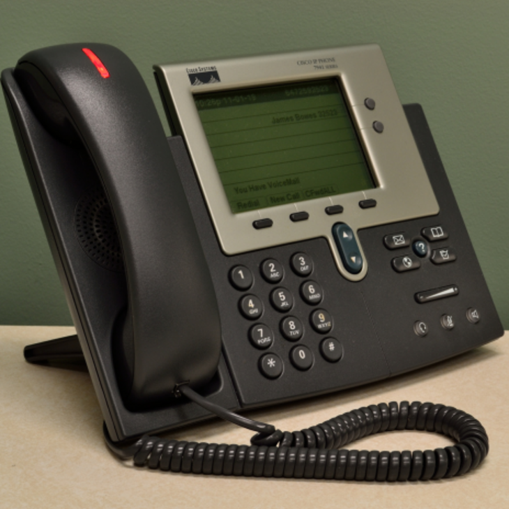 Falra szerelt régi típusú tárcsás telefon