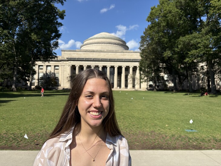 Pannónia Ösztöndíjas diáklány áll a Massachusetts Institute of Technology épülete előtti parkban