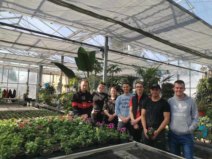 Di&aacute;kok kert&eacute;szetbe l&aacute;togatnak