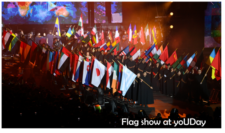 Debreceni Egyetem flag show alkalmon készült fotó a felvonuló zászlók sorával