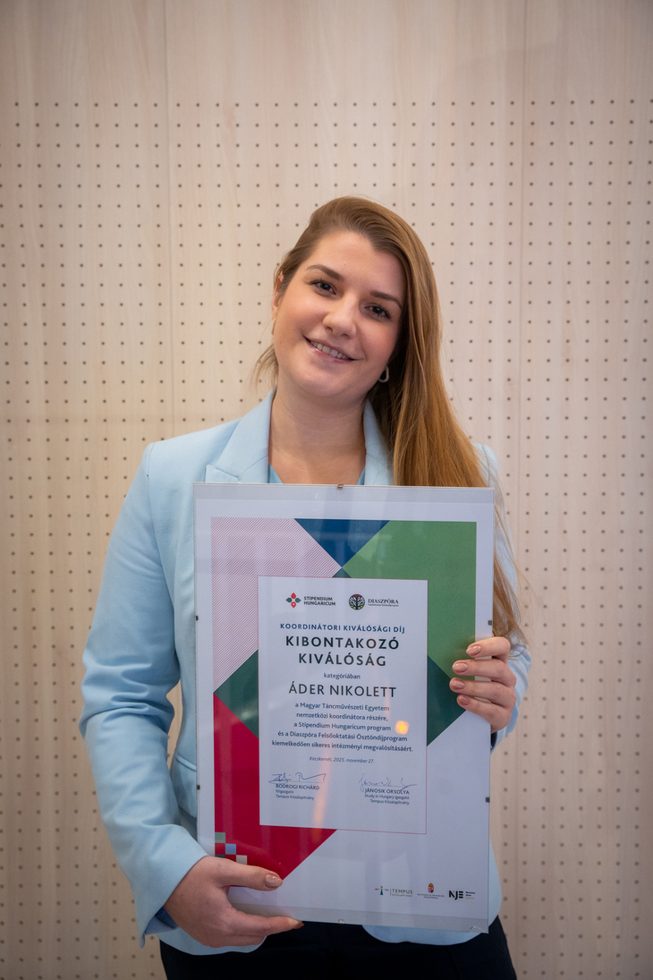 A képen a Kibontakozó Kiválóság díjjal elismert Áder Nikolett kezében az oklevéllel