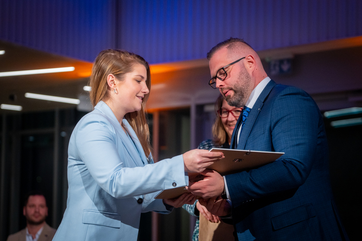 A képen a Kibontakozó Kiválóság díjjal elismert Áder Nikolett átveszi az elismerést