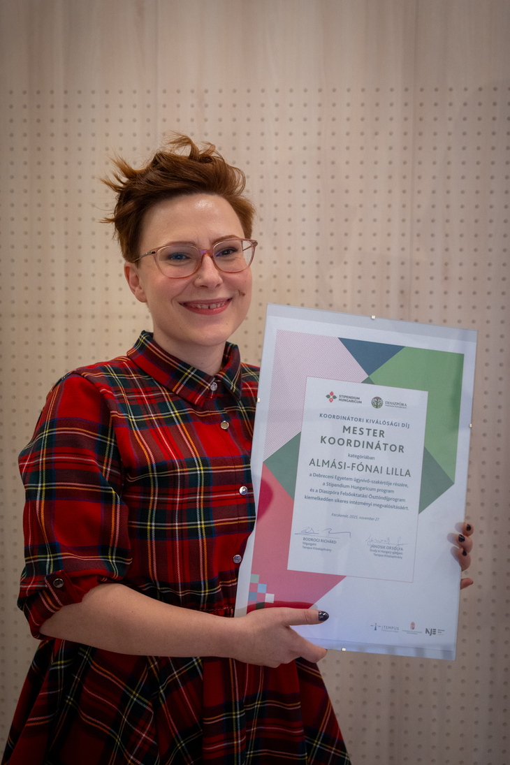 A képen a Mester Koordinátora díjjal elismert Almási Fónai Lilla kezében az oklevéllel