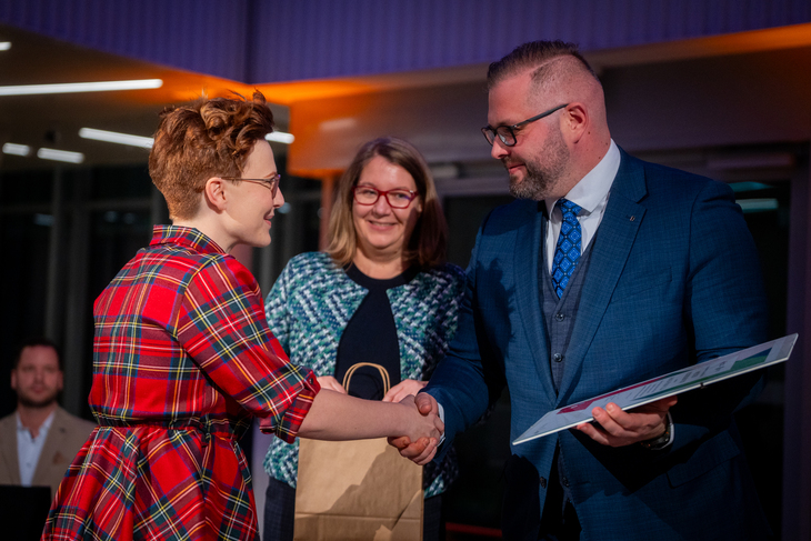 A képen a Mester Koordinátora díjjal elismert Almási Fónai Lilla a díjátvétel pillanatában