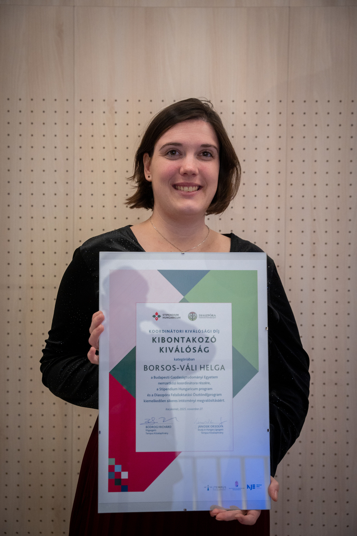 a Kibontakozó Kiválóság díjjal elismert Borsos Váli Helga kezében az oklevéllel