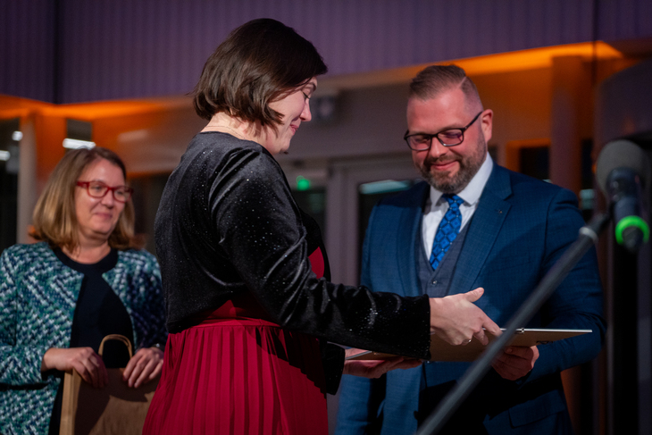 A képen a Kibontakozó Kiválóság díjjal elismert Borsos Váli Helga a díjátvétel pillanatában