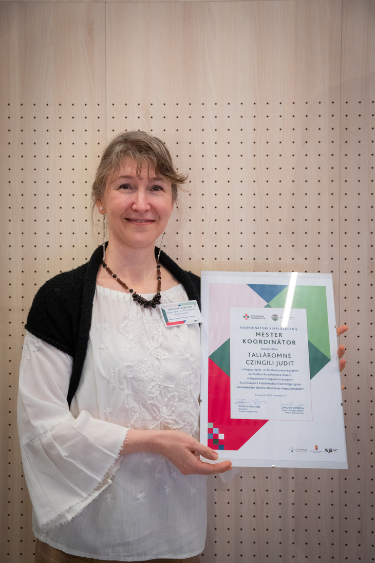 Mester Koordinátor díjjal elismert Talláromné Czingili Judit kezében az oklevéllel