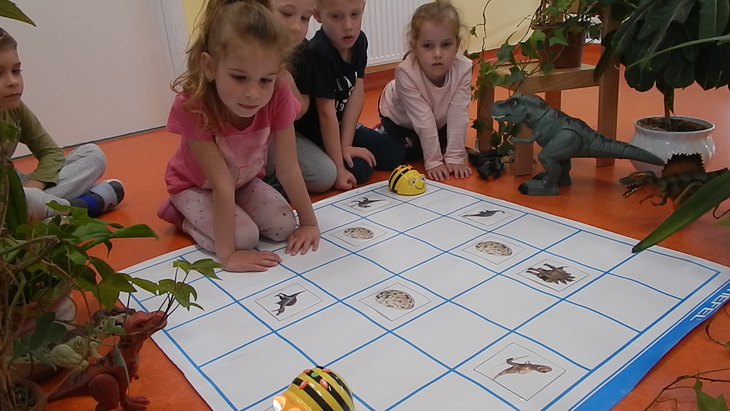 Kisgyermekek Beetbotot használnak digitális eszközzel való tanuláshoz