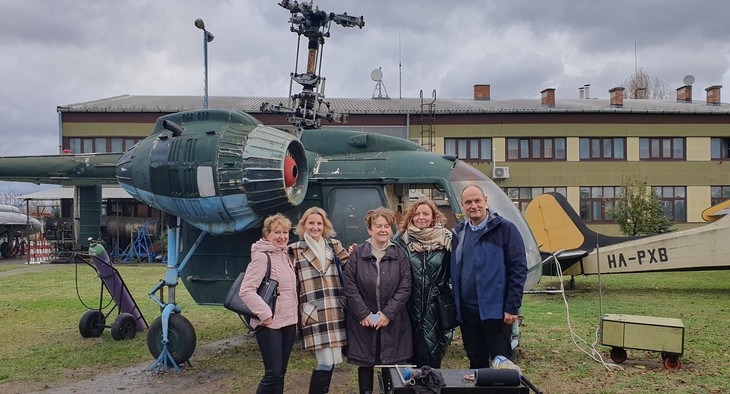 csoport szabatéren helikopter előtt fozótkodik