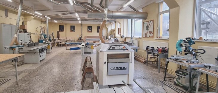 Speciális oktatóműhely különféle gépekkel egy napfényes teremben