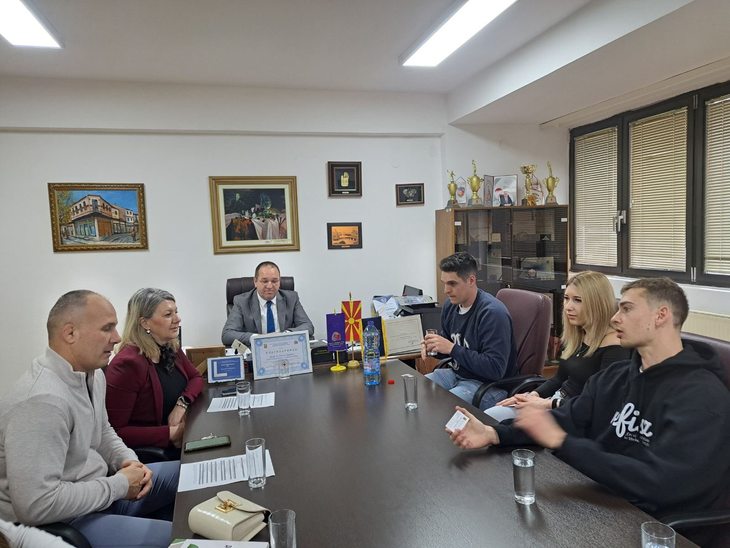 NKE RTK öt hallgatója és a St Kliment Ohridski Egyetem dékánja ülnek körül egy íróasztalt
