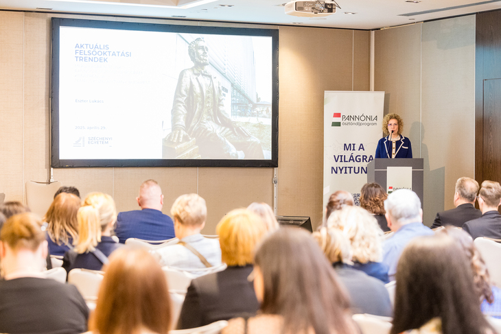 Lukács Eszter az aktuális felsőoktatási trendekről beszél a Pannónia Ösztöndíjprogram konferencián