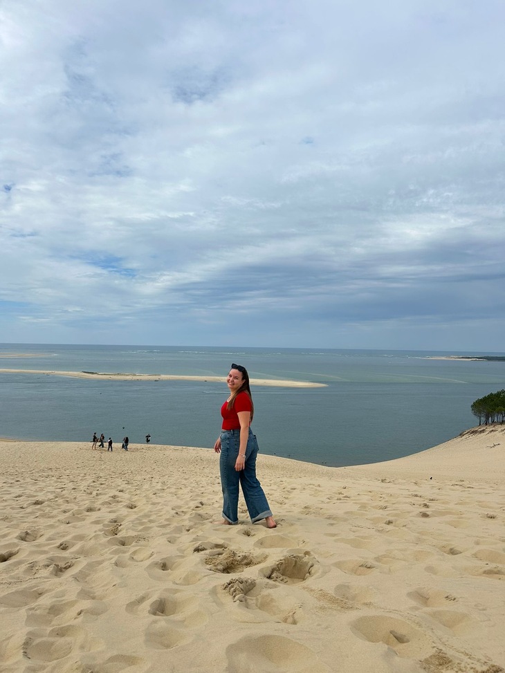 Lukács Kata egy homokos tengerparton áll