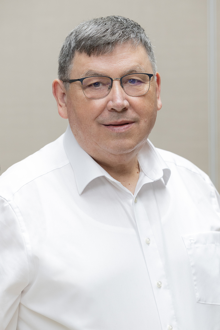 férfi profilképe fehér ingben Marton József National VET Team szakértő