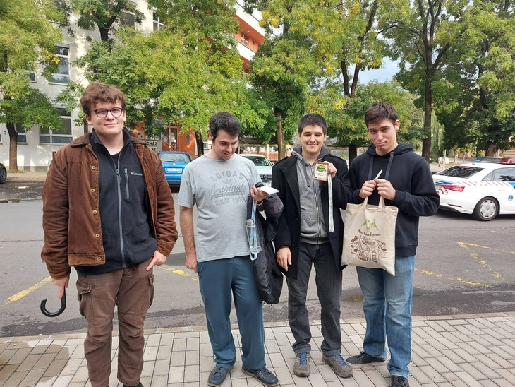 A városfelfedező játékot sikeresen teljesítő csapat a nyereményével