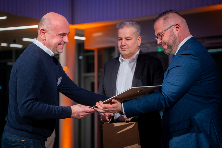 Dr Pajrok Andor &aacute;tveszi a Mester Koordin&aacute;tor d&iacute;jat Bodrogi Rich&aacute;rdt&oacute;l a Tempus K&ouml;zalap&iacute;tv&aacute;ny főigazgat&oacute;j&aacute;t&oacute;l