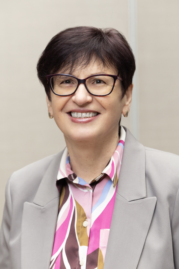 Mosolygós hölgy zakóban és színes ingben Molnárné Stadler Katalin profilképe