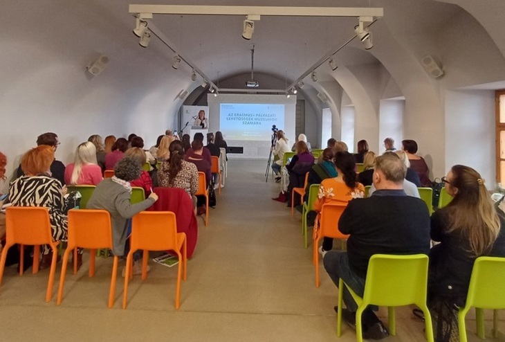 Az Erasmusplus pályázati lehetőségek múzeumok számára előadás képe a teremben ülő résztvevőkről