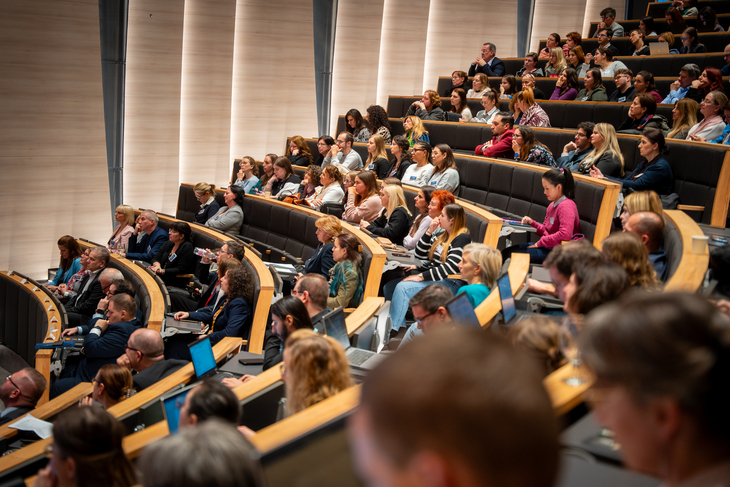 A Neumann János egyetem előadótermében ülnek a résztvevők a 2025ös nemzetközi koordinátori találkozón Kecskeméten