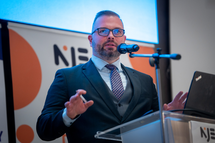 Bodrogi Richárd is beszédet tart a 2025ös nemzetközi koordinátori találkozón Kecskeméten