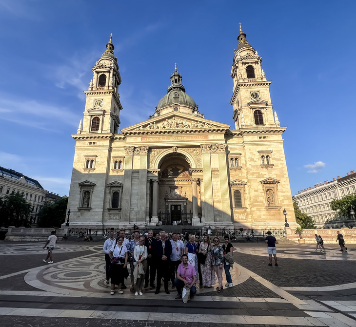 Csoportfotó Budapesten a Bazilika előtt