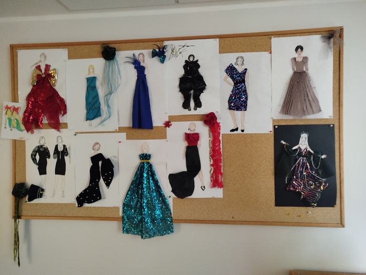 Parafatáblán résztvevők munkái kitűzve egymás mellett